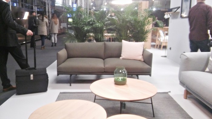 gir stand dvosed zeleno roze enterijer