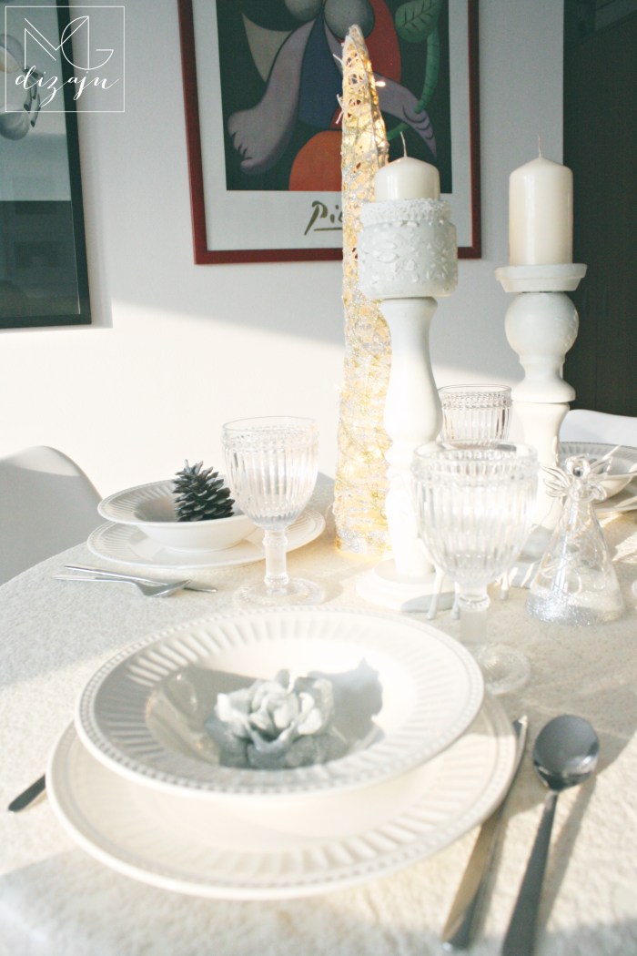 novogodisnja dekoracija trpeze tanjiri case
