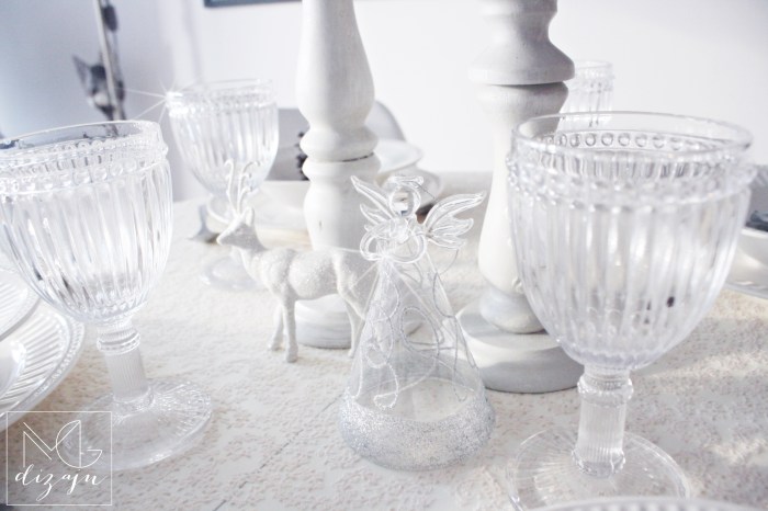 novogodisnja trpeza aranziranje case ukrasi jelen andjeo svece