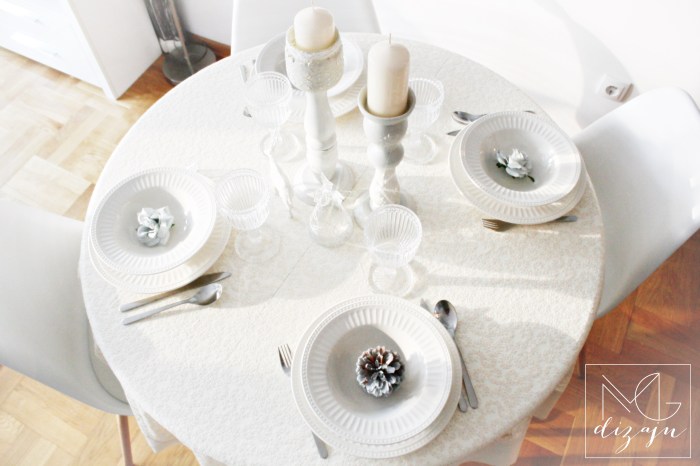praznicna dekoracija stola ukrasi tanjiri case nova godina
