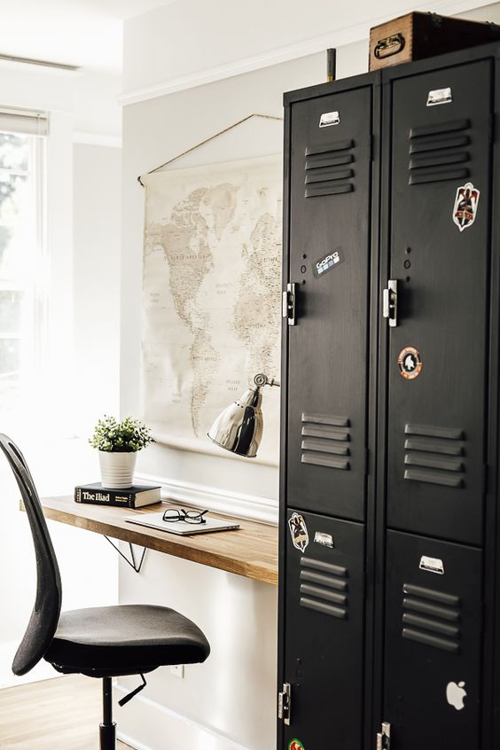 pisaci sto momak tinejdzer metalni ormarici